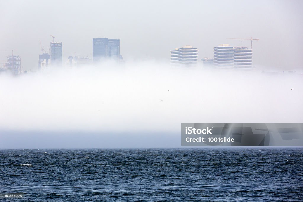 Gratte-ciels dans un Brouillard épais - Photo de Acier libre de droits