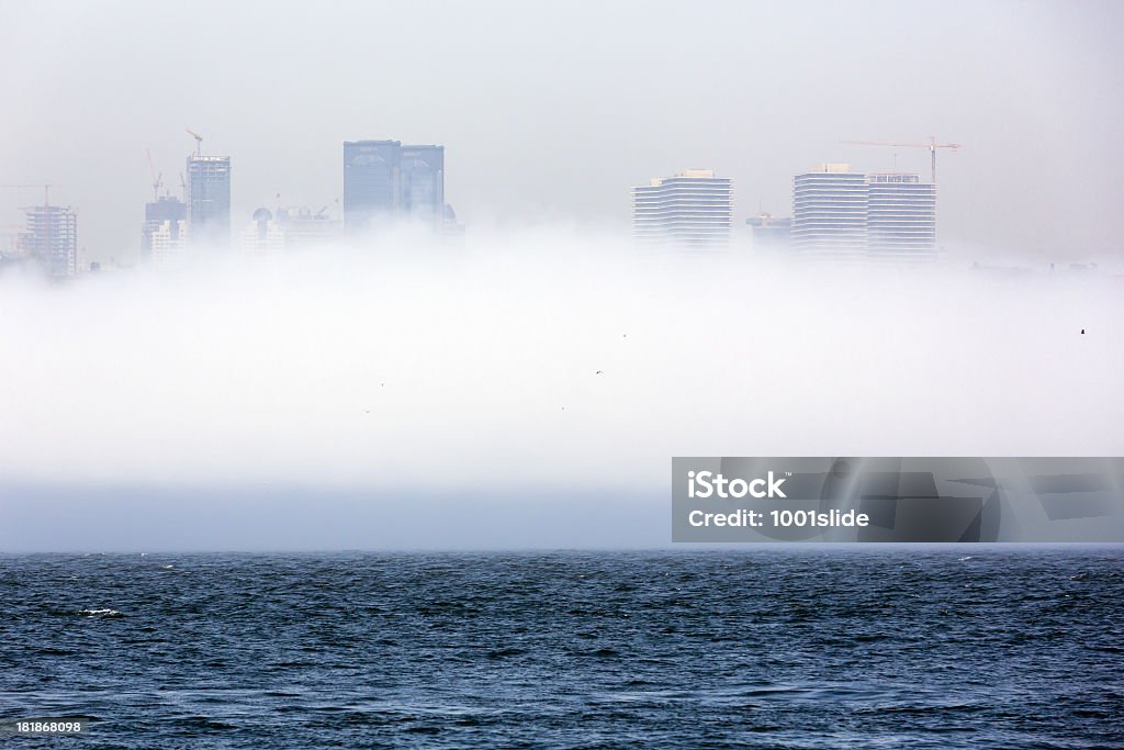 Arranha-céus no muito intenso nevoeiro - Foto de stock de Ajardinado royalty-free