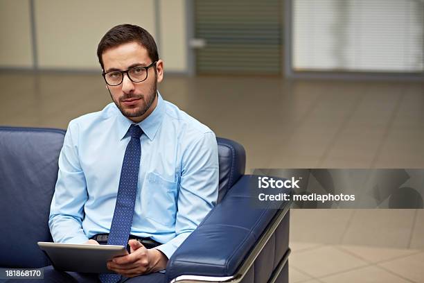 Hombre En El Lobby Foto de stock y más banco de imágenes de 30-34 años - 30-34 años, 30-39 años, Adulto