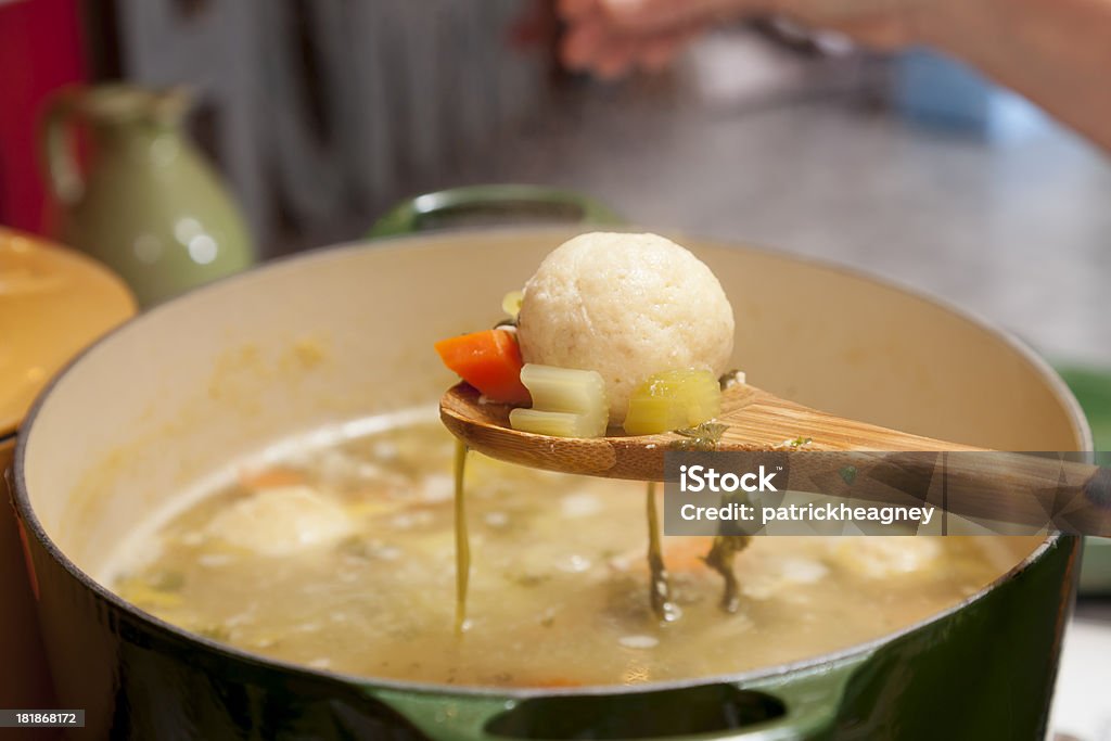 Sopa de bola de Matzo - Foto de stock de sopa de bola de matzo royalty-free