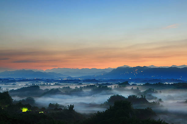 美しい日の出は、山々の景観 - 台南 ストックフォトと画像
