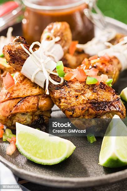 Pollo Drumsticks Foto de stock y más banco de imágenes de Alimentos cocinados - Alimentos cocinados, Asado - Alimento cocinado, Carne