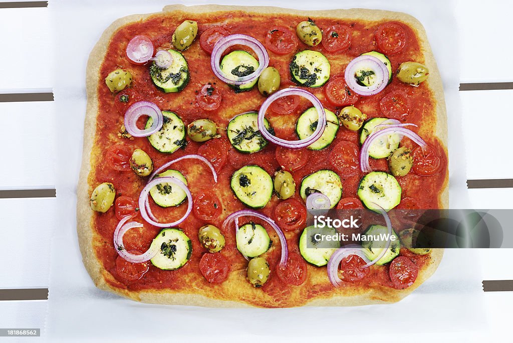 Vegane Gemüse Pizza - Lizenzfrei Ansicht aus erhöhter Perspektive Stock-Foto