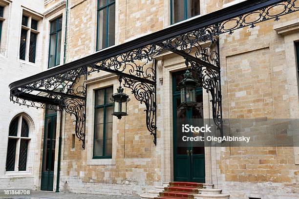 Pátio Da Câmara Municipal Hotel De Ville Em Bruxelas - Fotografias de stock e mais imagens de Ao Ar Livre