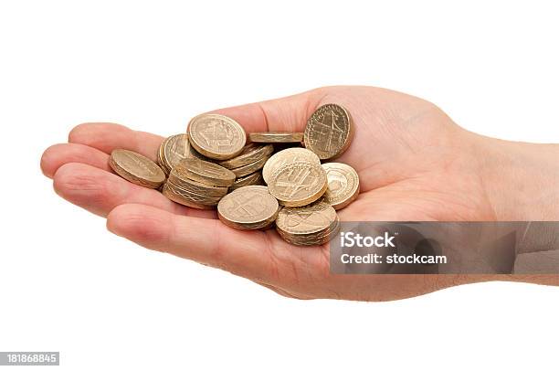 Hand Holding Pfundmünzen Stockfoto und mehr Bilder von Bankgeschäft - Bankgeschäft, Bezahlen, Britische Kultur