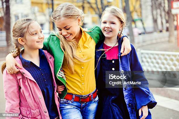 Tres Chicas Foto de stock y más banco de imágenes de 10-11 años - 10-11 años, 8-9 años, Adolescente