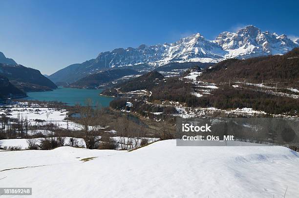 Photo libre de droit de Hiver Pyrénées Dans La Valle De Tena Aragon banque d'images et plus d'images libres de droit de Aragon - Aragon, Hiver, Arbre à feuilles persistantes