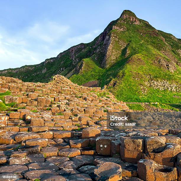 Foto de Giants Causeway e mais fotos de stock de Caminho Elevado - Caminho Elevado, Caminho dos Gigantes, Cultura irlandesa