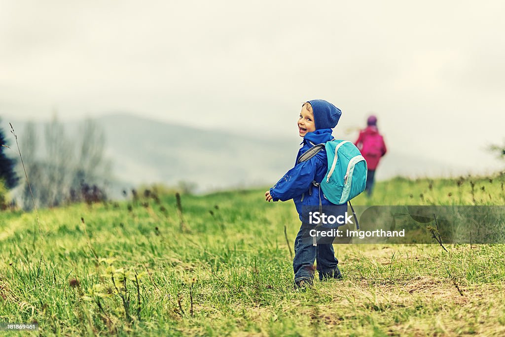 Niños de excursionismo - Foto de stock de 2-3 años libre de derechos