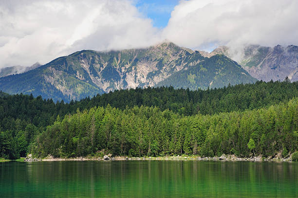 Vue sur le lac au Lac Eibsee - Photo