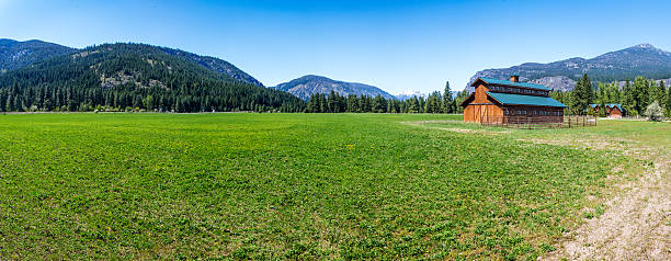 istock Beautiful pasture and barn in a valley rimmed by mountains 181869731