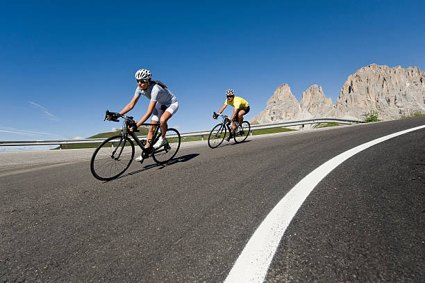 velocidade de ciclismo em estrada é tudo - road cycling imagens e fotografias de stock