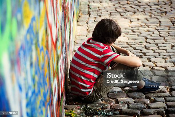 Einsame Jungen Stockfoto und mehr Bilder von Gefängnis - Gefängnis, Kind, Abgeschiedenheit