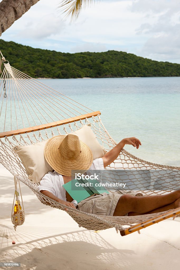 Homme se détendre dans un hamac sur la plage dans les Caraïbes - Photo de Faire un somme libre de droits