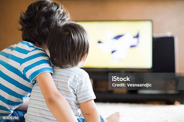 Para Crianças Na Frente Da Tv - Fotografias de stock e mais imagens de Criança - Criança, Televisor, Indústria Televisiva