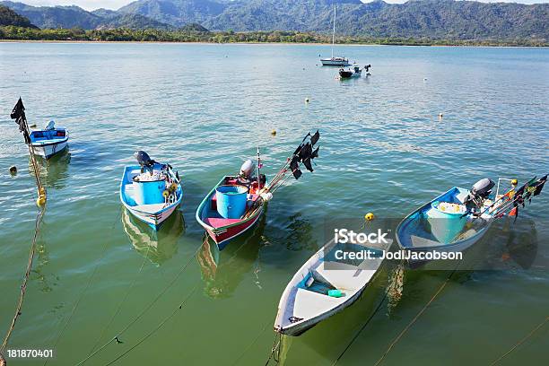 Piccole Barche Da Pesca In Costa Rica Village - Fotografie stock e altre immagini di Acqua - Acqua, Albero, Ambientazione esterna