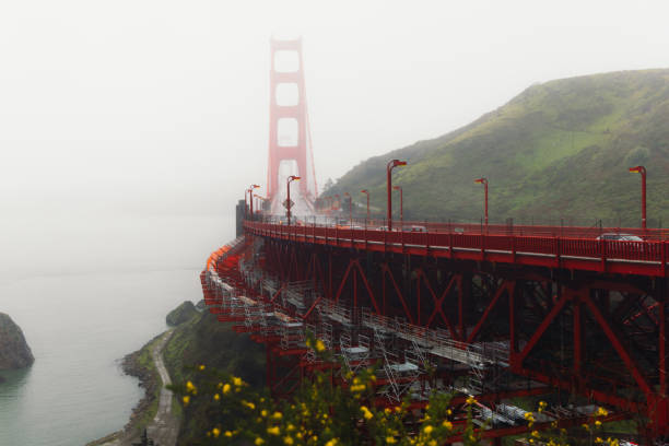 malerischer blick auf autos auf der golden gate bridge im morgennebel in san francisco, kalifornien - golden gate bridge bridge weather california stock-fotos und bilder