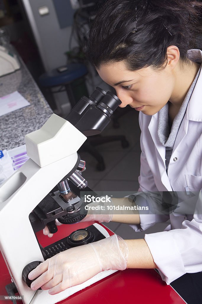 Ученый, глядя в микроскоп - Стоковые фото Анализировать роялти-фри