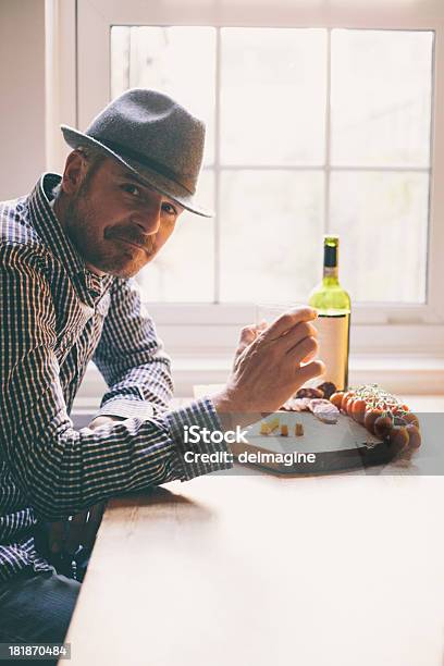 Hombre Disfruta De Su Aperitivo Foto de stock y más banco de imágenes de Adulto - Adulto, Alimento, Aperitivo - Plato de comida