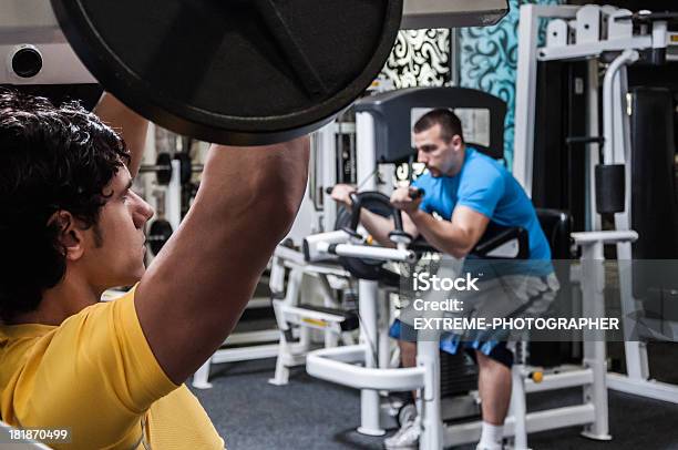 Foto de Fisiculturistas e mais fotos de stock de Bíceps - Bíceps, Enroscado, Homens