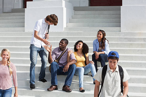 étudiants sur le campus - teenager adolescence campus group of people photos et images de collection