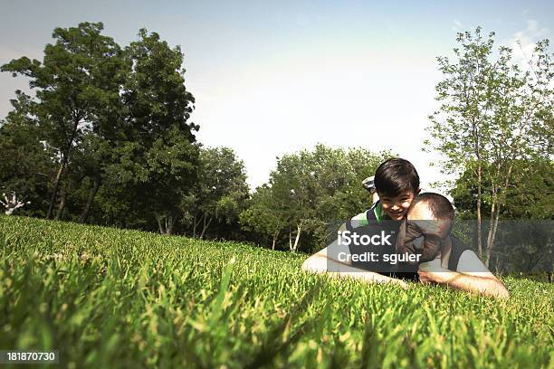 Padre E Hijo Foto de stock y más banco de imágenes de Acercarse - Acercarse, Actividad, Actividades recreativas