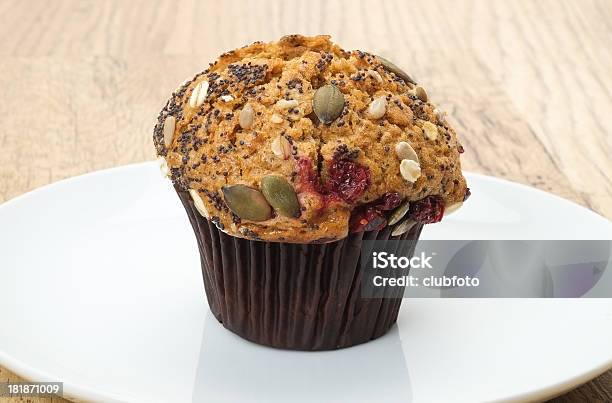 Photo libre de droit de Sain Muffin Au Son banque d'images et plus d'images libres de droit de Muffin au son - Muffin au son, Aliments et boissons, Assiette