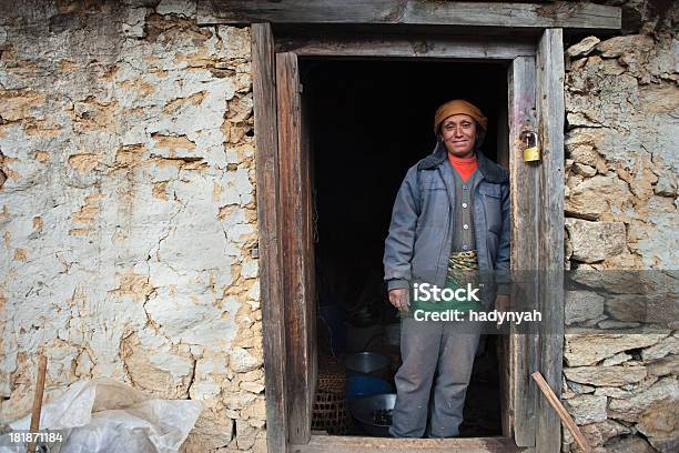 Nepali Frau Stockfoto und mehr Bilder von Armut - Armut, Abgeschiedenheit, Alt