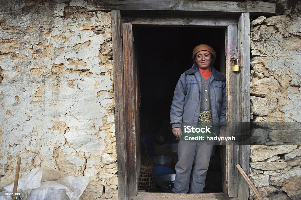 Nepali женщина - Стоковые фото Бедность роялти-фри