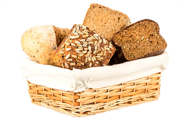 panier avec loaves de différents pains wholgrain - bread bread basket basket whole wheat photos et images de collection