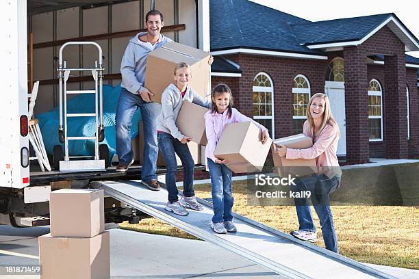 Familie Umzug Entladen Truck Stockfoto und mehr Bilder von Familie - Familie, Umzug, Im Freien