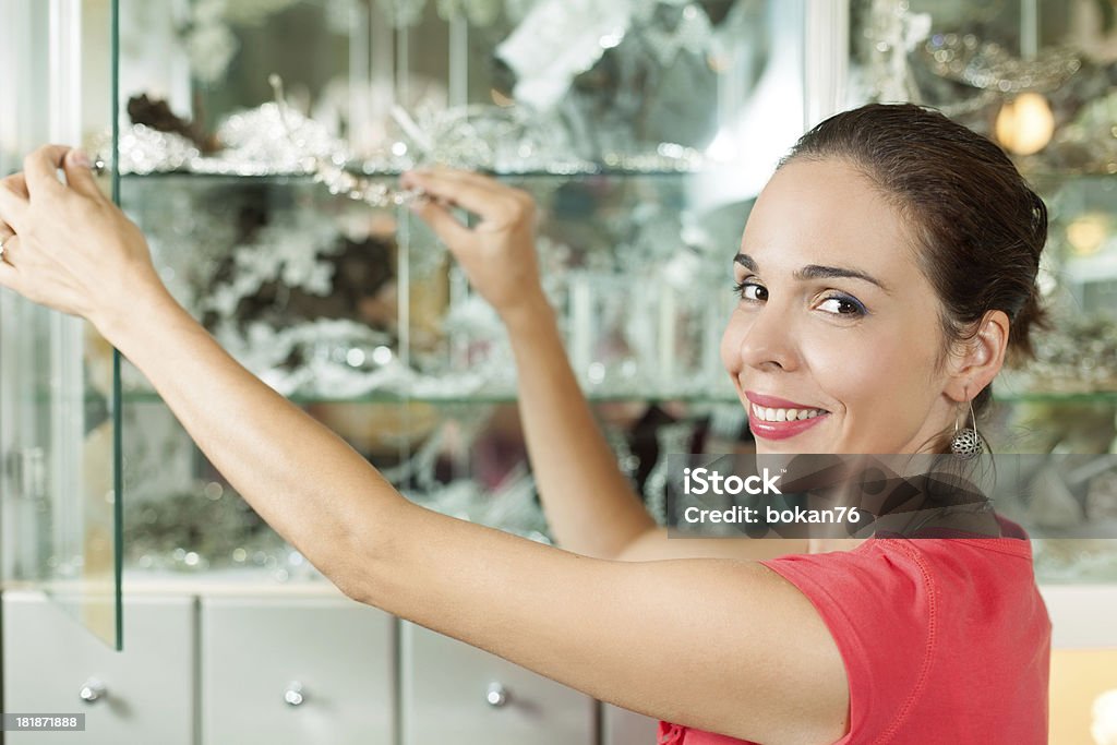 Mulher organizar a sua boutique acessórios. - Royalty-free 30-34 Anos Foto de stock