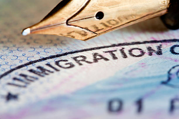 beantragung eines visums - einwanderer stock-fotos und bilder