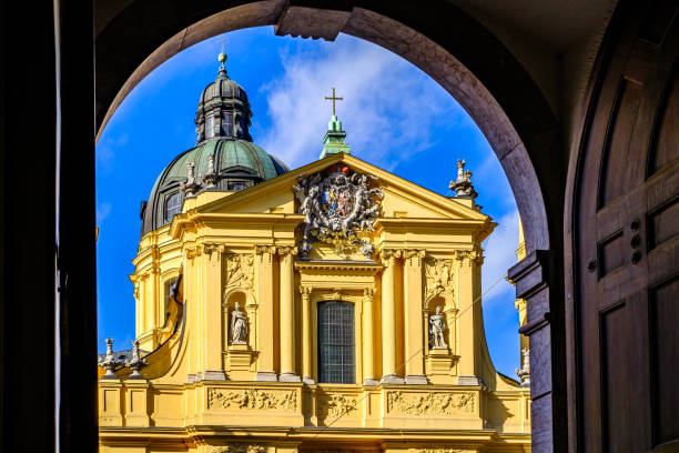 famosa chiesa theatiner a monaco di baviera - chiesa dei frati teatini foto e immagini stock