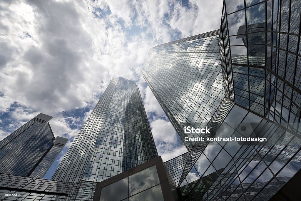 Contemporánea de edificio de oficinas en un cielo nublado - Foto de stock de Acero libre de derechos