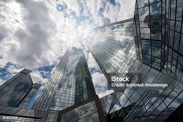 Moderno Edifício De Escritórios Em Um Céu Nublado - Fotografias de stock e mais imagens de Alemanha - Alemanha, Ao Ar Livre, Arquitetura