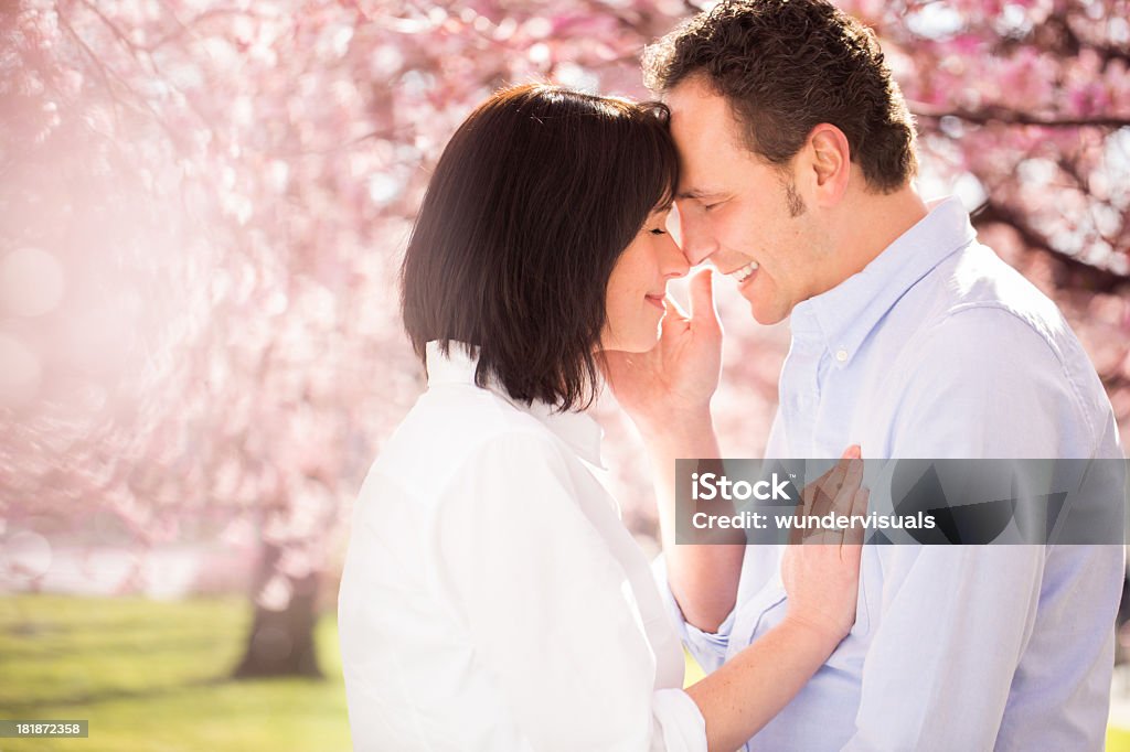 Momento romântico entre casal no parque - Foto de stock de 40-44 anos royalty-free