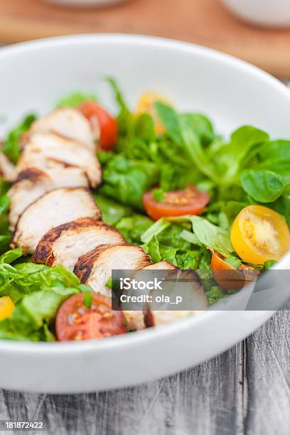 Photo libre de droit de Salade Saine Et Du Blanc De Poulet Avec Des Légumes banque d'images et plus d'images libres de droit de Aliment