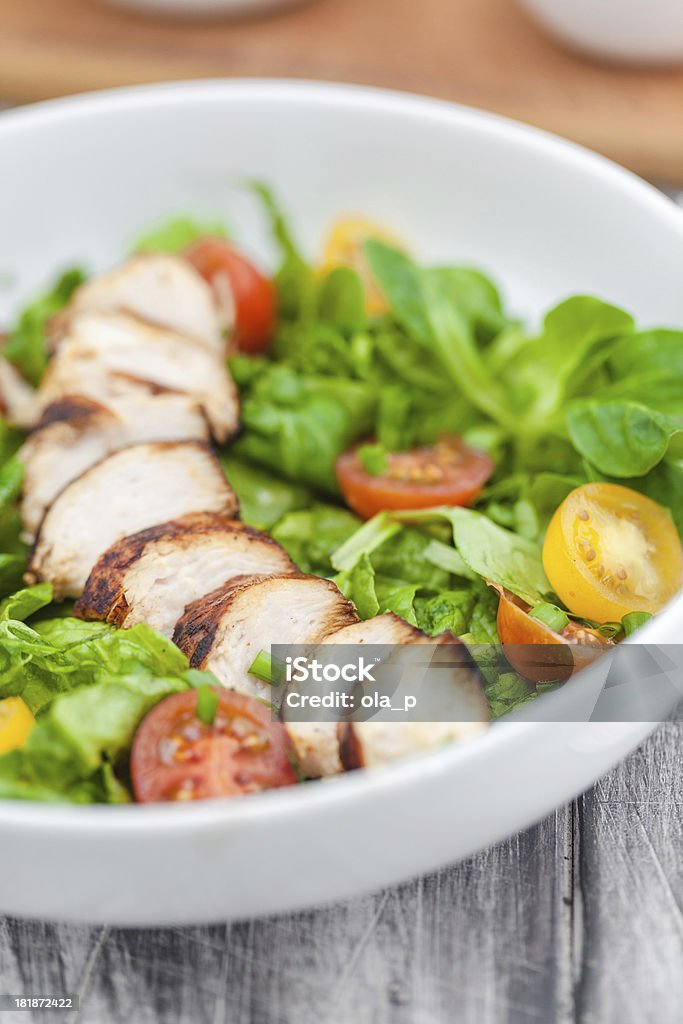 Salada saudável com Legumes e peito de frango - Foto de stock de Alface royalty-free