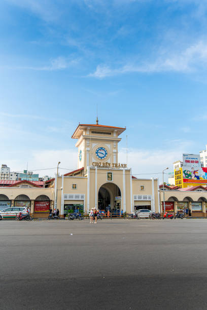 vue du marché ben thanh à ho chi minh-ville. le marché de ben thanh construit sous domination française et symbole de saigon, au vietnam - vietnam travel destinations ho chi minh city ho chi minh photos et images de collection