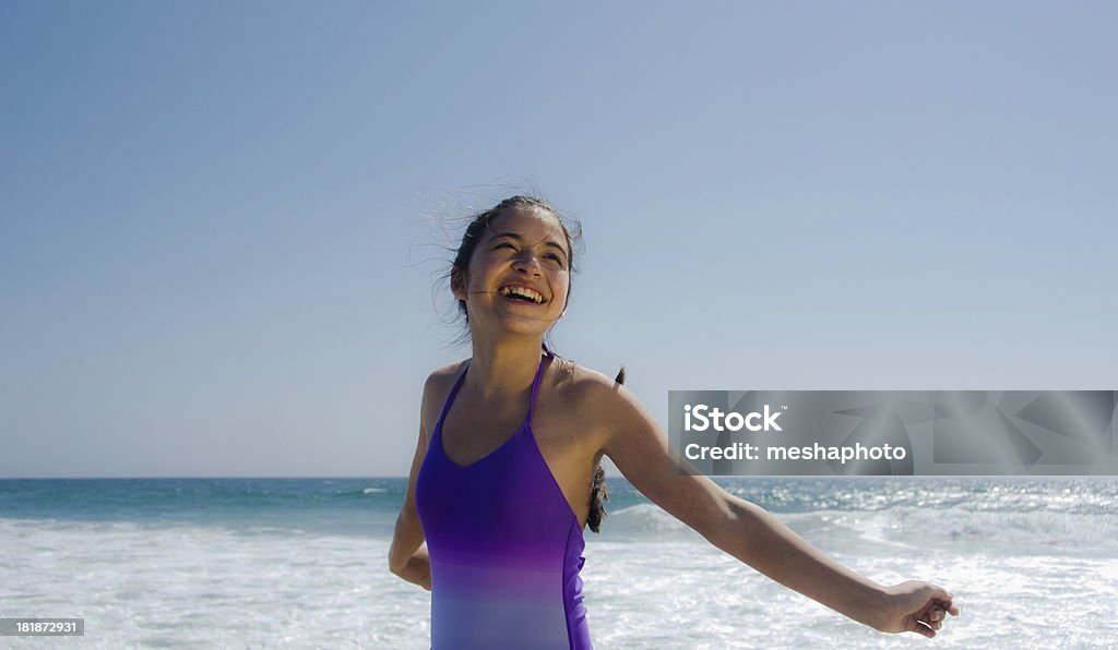 Heureux hispanique fille amoureux de la plage - Photo de Adolescent libre de droits