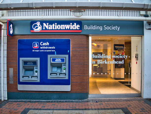 la facciata di una filiale della nationwide building society. sono disponibili due sportelli automatici (atm). - nationwide foto e immagini stock