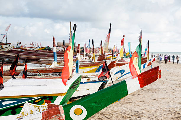 canoas en kafountine - ziguinchor fotografías e imágenes de stock