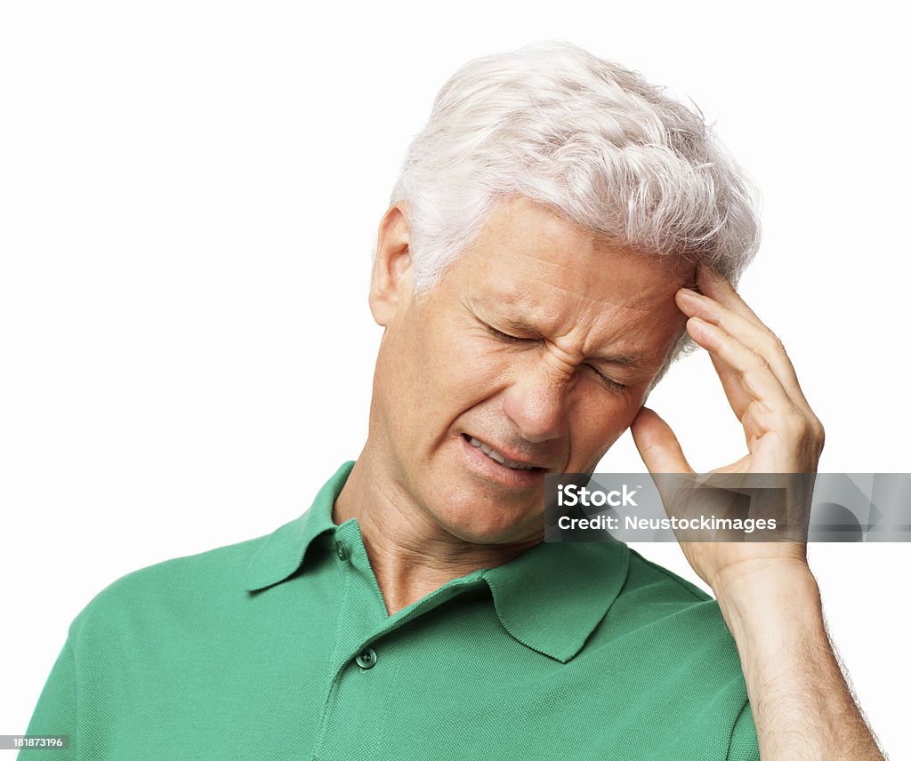 Sênior homem que sofre de uma dor de alma dor de cabeça-isolado - Foto de stock de 60 Anos royalty-free
