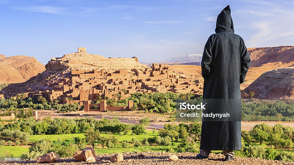 Maroccan homem olhando para Aït Benhaddou - Royalty-free Marrocos Foto de stock