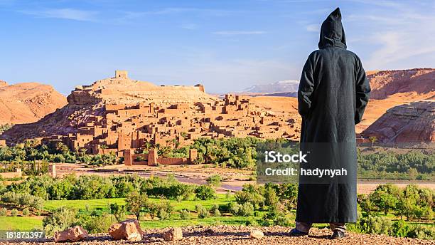 Maroccan Homem Olhando Para Aït Benhaddou - Fotografias de stock e mais imagens de Marrocos - Marrocos, Palmeira, Admirar a Vista