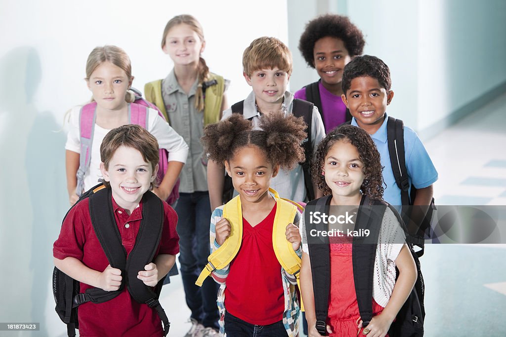 Groupe d'enfants à l'école-Couloir - Photo de Groupe multi-ethnique libre de droits