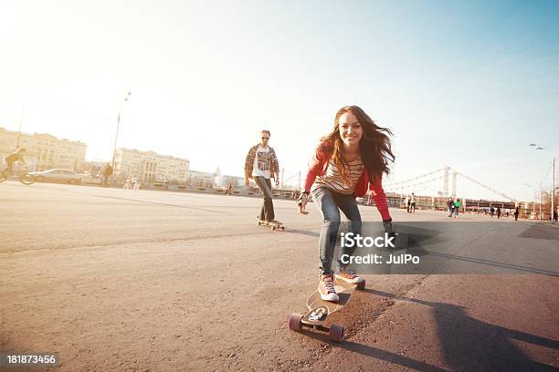Longboarding Stockfoto und mehr Bilder von Skateboardfahren - Skateboardfahren, Teenager-Alter, Skateboard