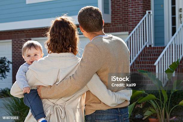 若い家族であるハウス - 家族のストックフォトや画像を多数ご用意 - 家族, 家, 前にいる
