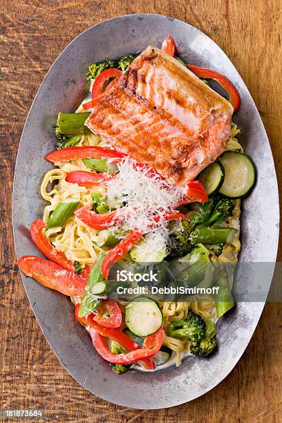 Lachs Und Pasta Primaveraplatte Stockfoto und mehr Bilder von Tray - Tray, Lachs - Meeresfrüchte, Fisch